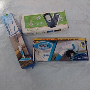 Lote anterior: Tres piezas: limpiador giratoria, mopa con spray y lampara led solar.