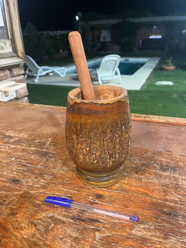 Mortero de madera con mano incorporada - imagen 3