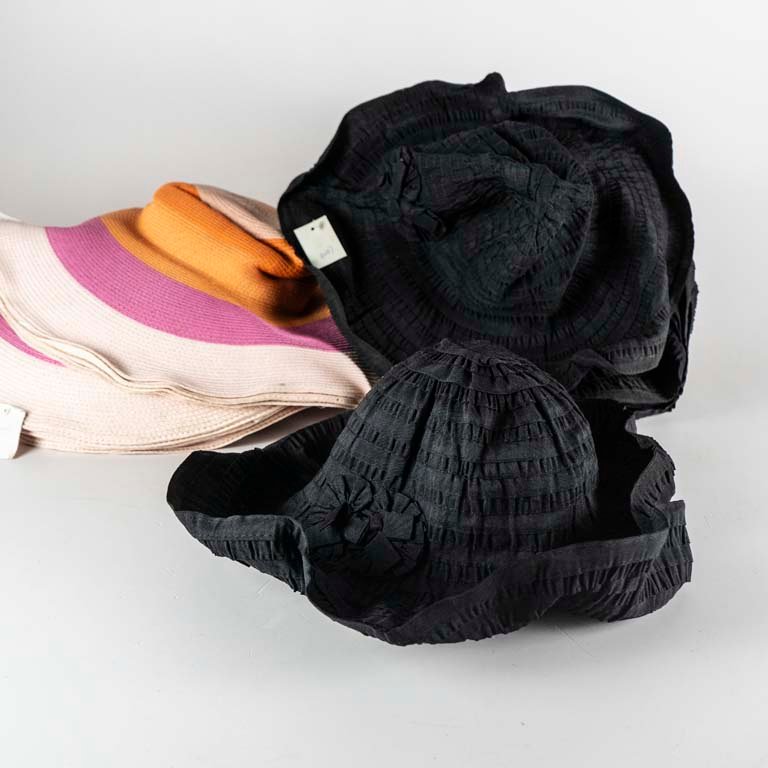 Sombreros de diferentes colores y materiales - imagen 2
