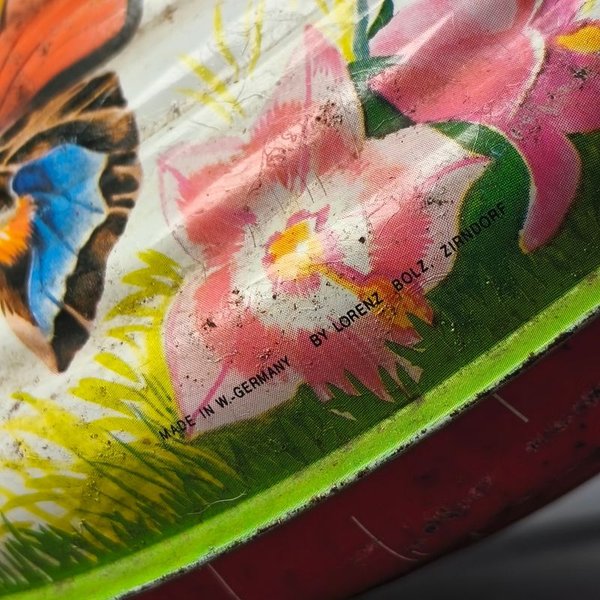 Trompo a cuerda vertical en chapa litografiada diseño mariposas (Alemania Ocupada década 1950) - imagen 6