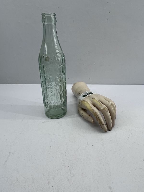 Botella Antigua de Vidrio con Mano de Maniquí Vintage - imagen 1
