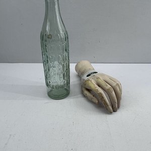Lote anterior: Botella Antigua de Vidrio con Mano de Maniquí Vintage