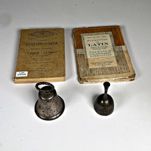 Lote de 2 Libros Antiguos y 2 Campanillas de Metal - imagen 2