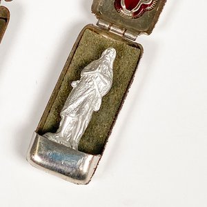 Dos Relicarios Metálicos con Figuras Religiosas - imagen 4