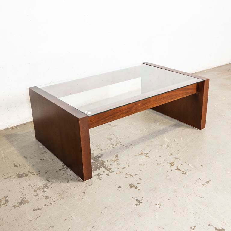 Lote siguiente: Mesa de living con tapa de vidrio y base de madera