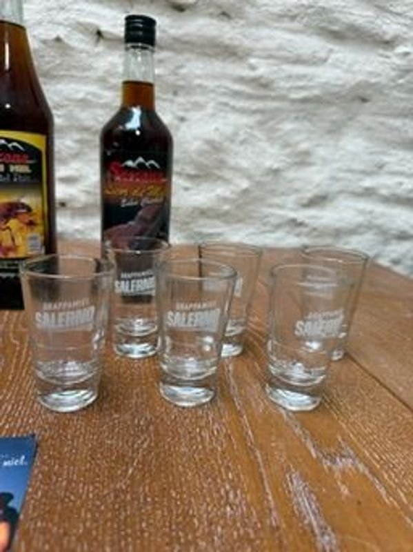 Lote de bebidas alcohólicas y vasos - imagen 2