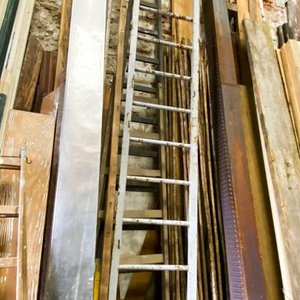 Lote anterior: Una escalera metálica color gris 500 cm largo