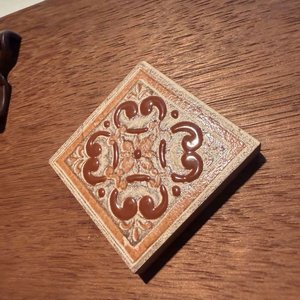 Perchero de Pared Rústico en Madera con Detalles Cerámicos y Ganchos de Hierro - imagen 6