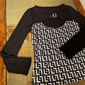 Remera Negra con Hebilla y Estampado Geométrico Talle M - imagen 4