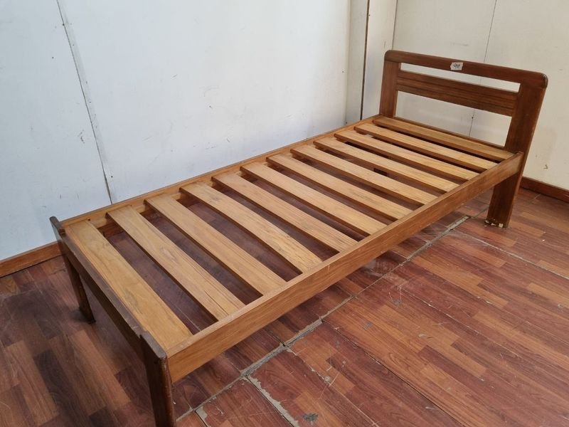 Cama de madera con estructura y colchón - imagen 2