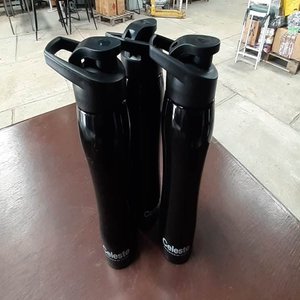 Lote siguiente: Set de 3 Botellas Térmicas Negras "Celeste"