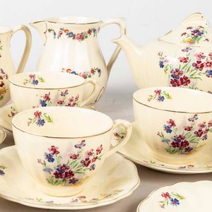 30 Piezas de té de loza inglesa J&G Meakin. Decorado flores, borde dorado (con desgaste). Piezas craqueladas Medidas: 10x7 cm - imagen 2