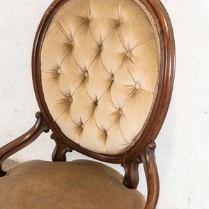 Butaca Victoriana Tapizada en Terciopelo Beige con Respaldo Capitoné - imagen 2