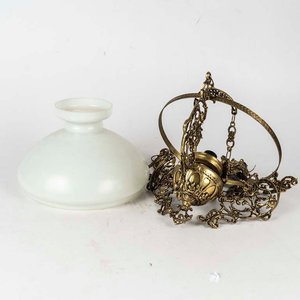 Lote siguiente: Colgante Colonial de Bronce con Pantalla Opalina