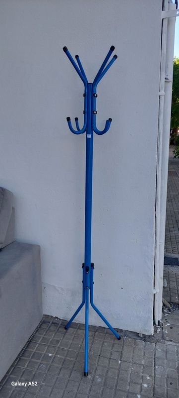 Perchero en caño azul en buen estado - imagen 5
