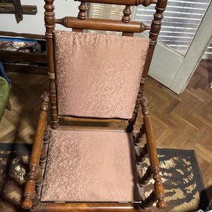 Mecedora Clásica de Madera Noble Oscura con Columnas Torneadas y Tapizado Floral - imagen 3
