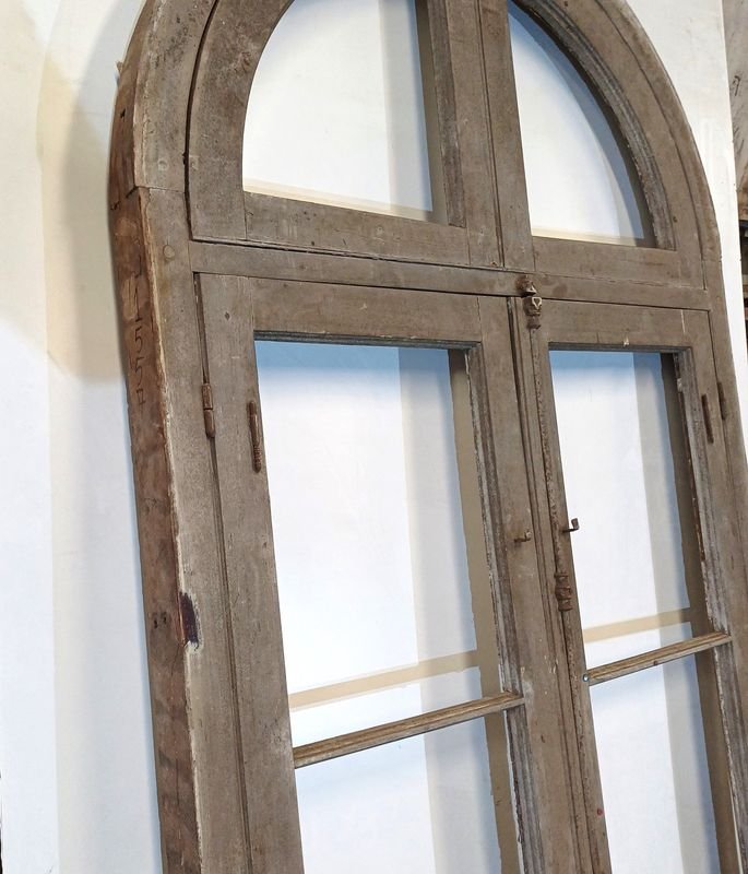 Ventana antigua de cedro con marco de madera y postigos - imagen 3