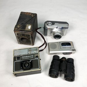 Lote de 5 piezas: Cámaras fotográficas antiguas y modernas, radio grabadora y binoculares - imagen 1