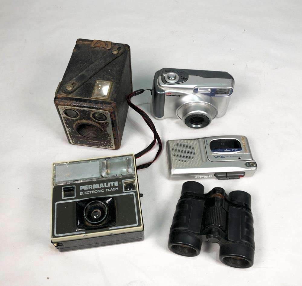Lote de 5 piezas: Cámaras fotográficas antiguas y modernas, radio grabadora y binoculares