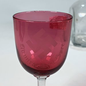 Botellón de cristal con monograma y copa rubí para licor - imagen 2