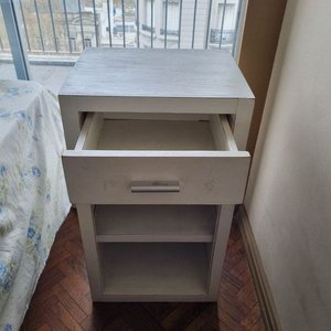 Mesa de Luz Blanca con Cajón y Estantes Abiertos - imagen 2