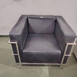 Sillón Estilo Le Corbusier, Tapizado Negro y Estructura Metálica - imagen 5