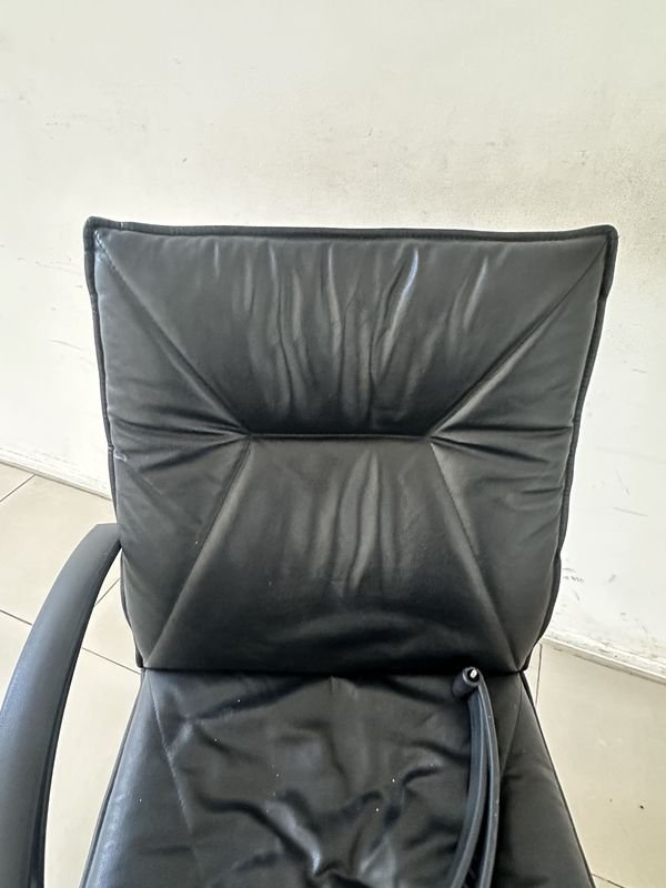 Silla de Oficina Usada con Cuero Negro y Ruedas - imagen 6