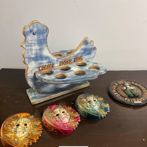 Lote siguiente: Huevera de Madera con Máscaras Venecianas Decorativas