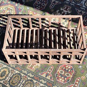 Antiguo Leñero de Hierro Forjado Rectangular con Barrotes Torneados - imagen 4