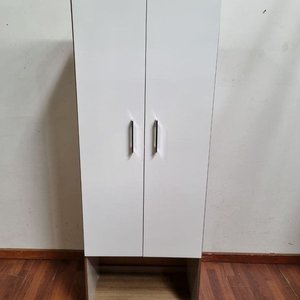 Lote anterior: Mueble Blanco y Castaño con Puertas y Estantes