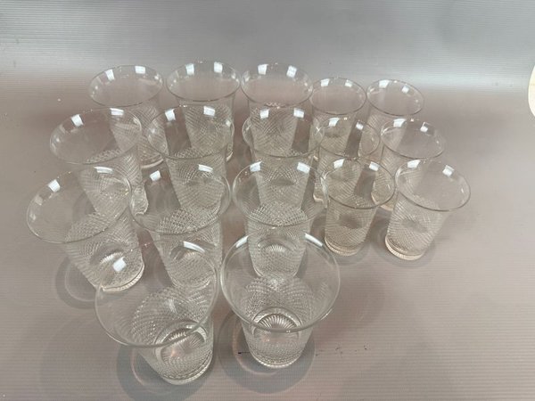 Juego de 17 Vasos de Cristal Tallado Estilo Clásico - imagen 1