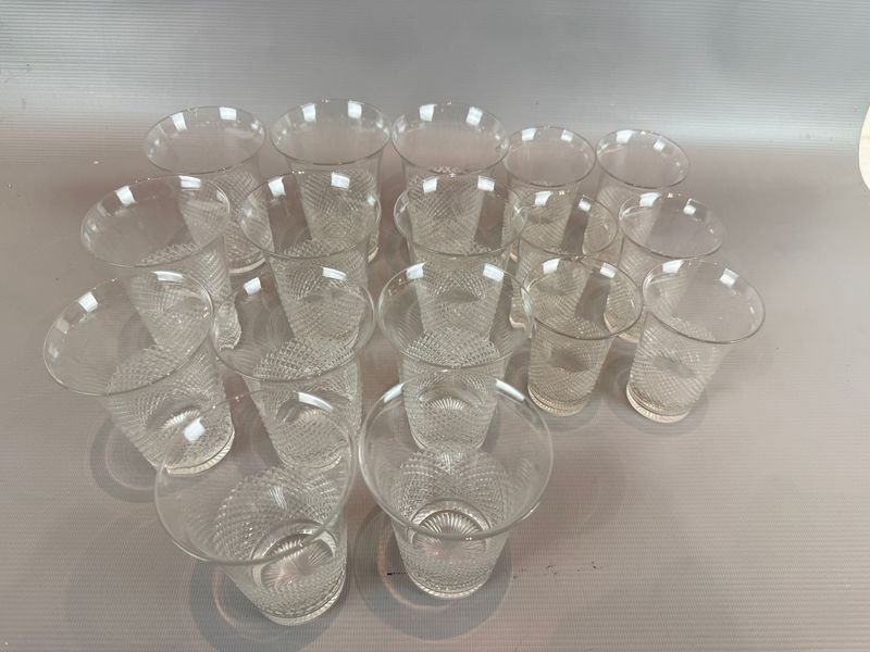 Juego de 17 Vasos de Cristal Tallado Estilo Clásico