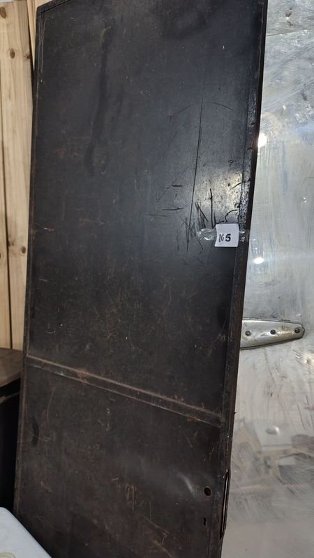 Lote siguiente: Puerta de chapa en mal estado