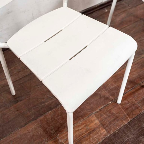 Sillas apilables de PVC con patas metálicas - imagen 2