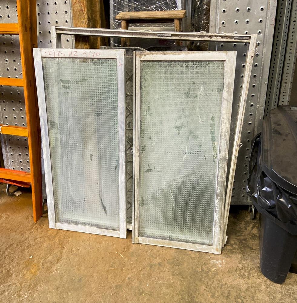 Dos piezas: dos hojas vitraux de hierro con material pegado 105 x 440 cm cada una y una ventana aluminio y vidrio con material pegado 110 x 100 cm con detalle