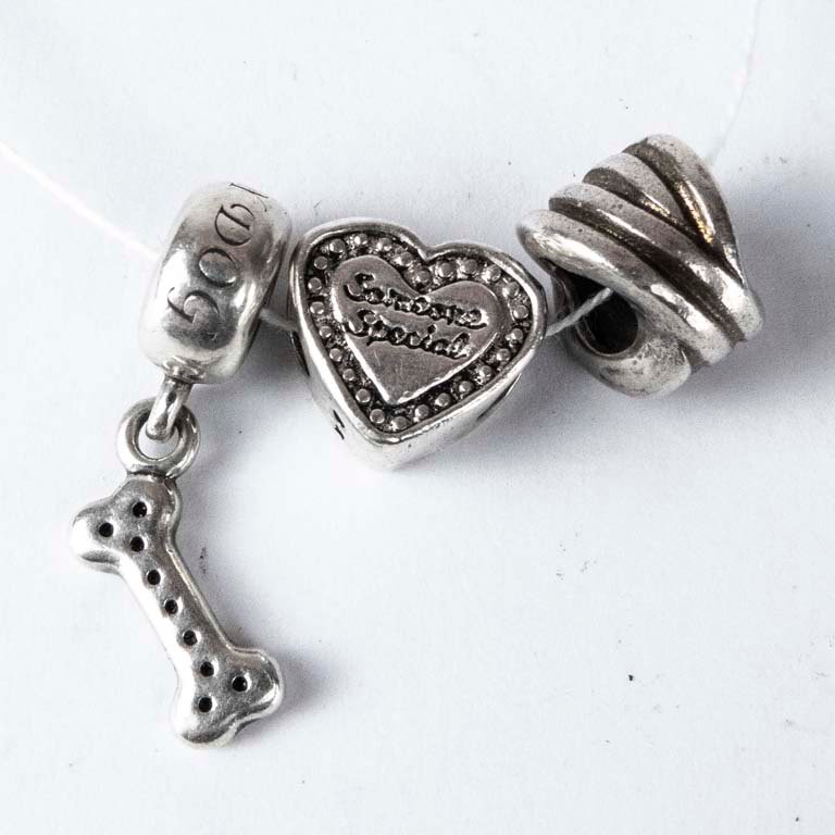 Lote anterior: Collar de plata con corazón, hueso y campana