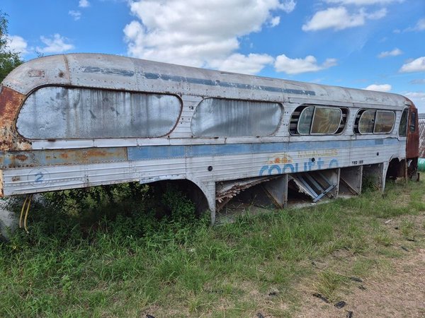 Reliquia de un autobús abandonado - imagen 3