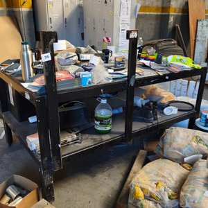 Lote anterior: Mesa de Trabajo Industrial con Estructura de Hierro y Ruedas