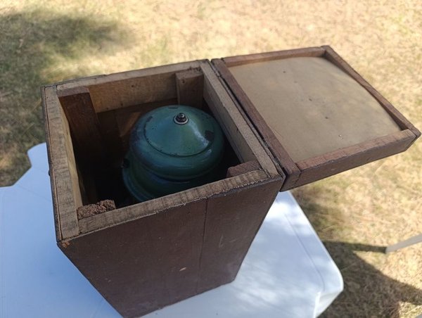 Farol antiguo en su caja de madera - imagen 3