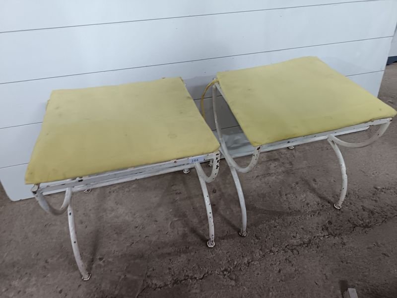 Par de Bancos de Hierro con Asiento Acolchado
