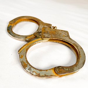 Antiguas Esposas de Metal con Pito Policial Vintage - imagen 2