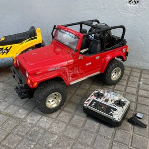 Juguetes a Batería: Jeep Rojo y Camión Amarillo con Control Remoto - imagen 2