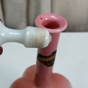 Antigua Botella de Opalina Rosa con Flores y Tapa - imagen 5