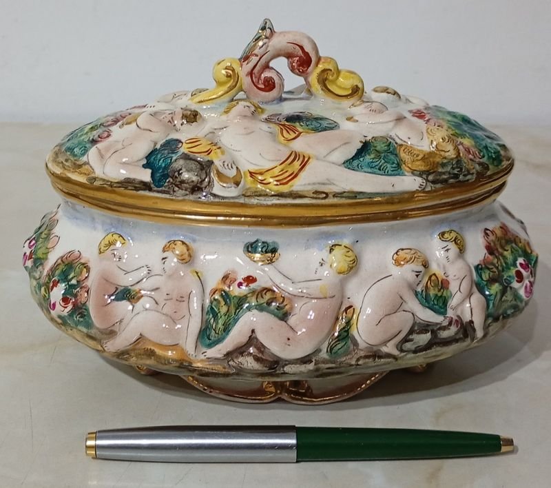 Alhajero de Porcelana Capodimonte con Querubines y Detalles Dorados