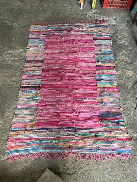 Lote siguiente: Alfombra manual con diseño de armazón