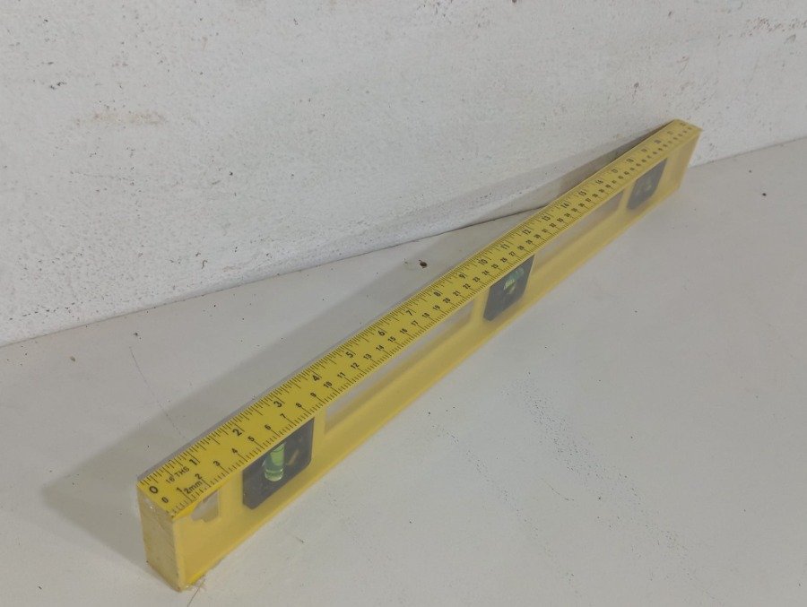 Nivel de burbuja amarillo con regla incorporada para medición y alineación - imagen 3