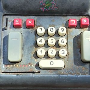 Antigua Máquina calculadora  A.B. Addo Malmö fabricada en Suecia - con Placa de Identificación Modelo 40E y Numero de Serie - Sin Probar  Falta Cable Original de Conexión Electrica - imagen 2