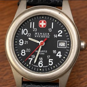 Reloj Wenger S.A.K. Design Swiss Made Esfera Negra con Calendario - imagen 2