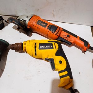 Lote de 4 Herramientas Eléctricas: 3 Taladros y 1 Amoladora - imagen 3