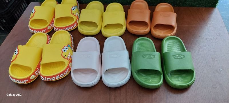 Lote siguiente: Zapatillas infantiles con diseño de dinosaurio